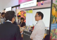 Mr Piao Renhao is receiving visitors at the booth. The company supplies a wide range of fresh fruits from South Korea.